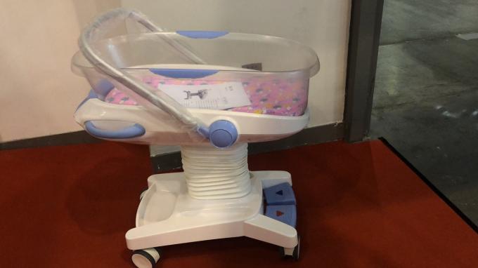 Bệnh viện Giường cũi trẻ em Hệ thống thủy lực Điều khiển 25kg Tải bệnh viện Xe đẩy trẻ em Màu trắng 0