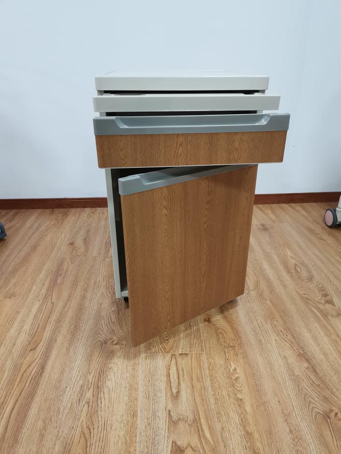 Cấu trúc tấm nhôm Tủ đầu giường bệnh viện Bàn màu gỗ với bánh xe 0