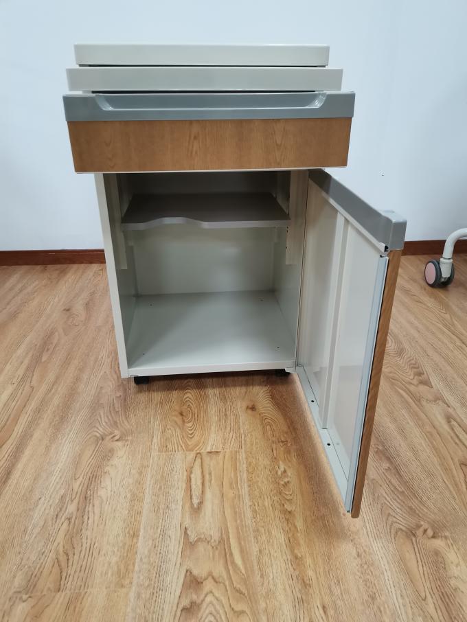 Cấu trúc tấm nhôm Tủ đầu giường bệnh viện Bàn màu gỗ với bánh xe 1