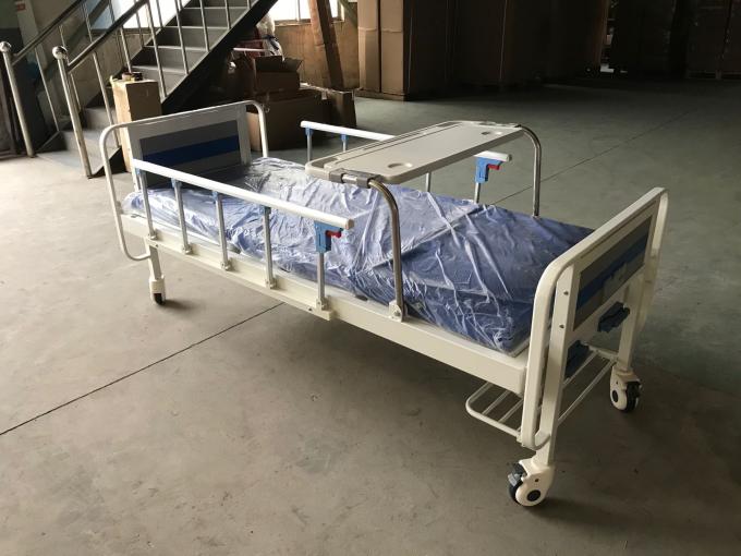 Hai chức năng Hướng dẫn y tế Giường bệnh viện với hai giường và bàn trên giường 0