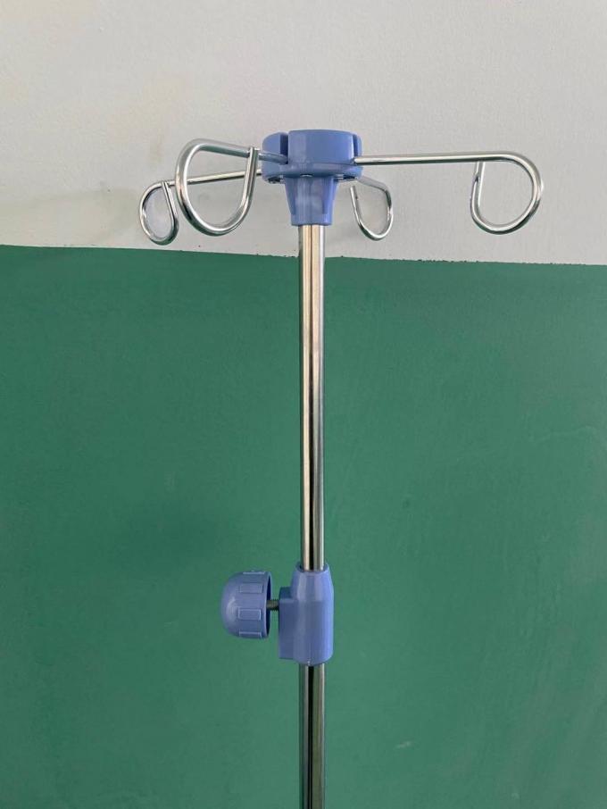 Đế truyền dịch màu xanh đặc biệt của bệnh viện có 4 móc 0