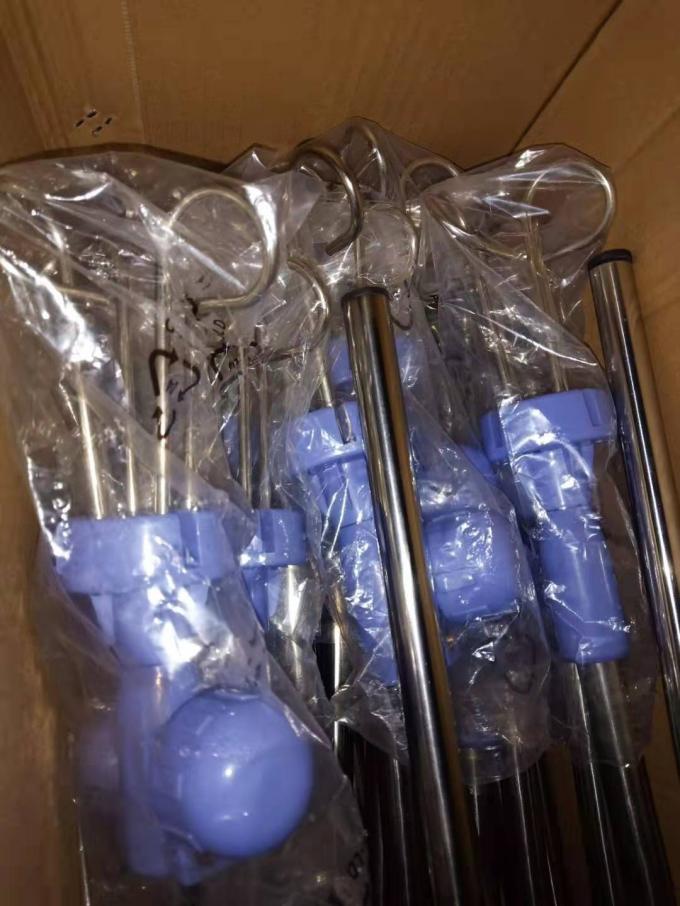 Đế truyền dịch màu xanh đặc biệt của bệnh viện có 4 móc 1