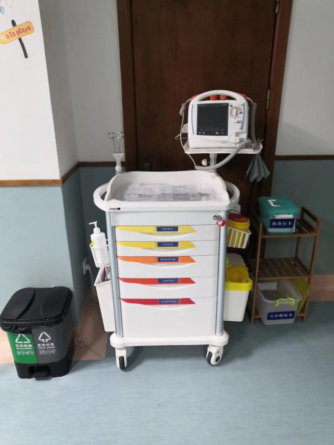 Xe cứu thương ABS màu trắng của bệnh viện với bốn bánh xe 1