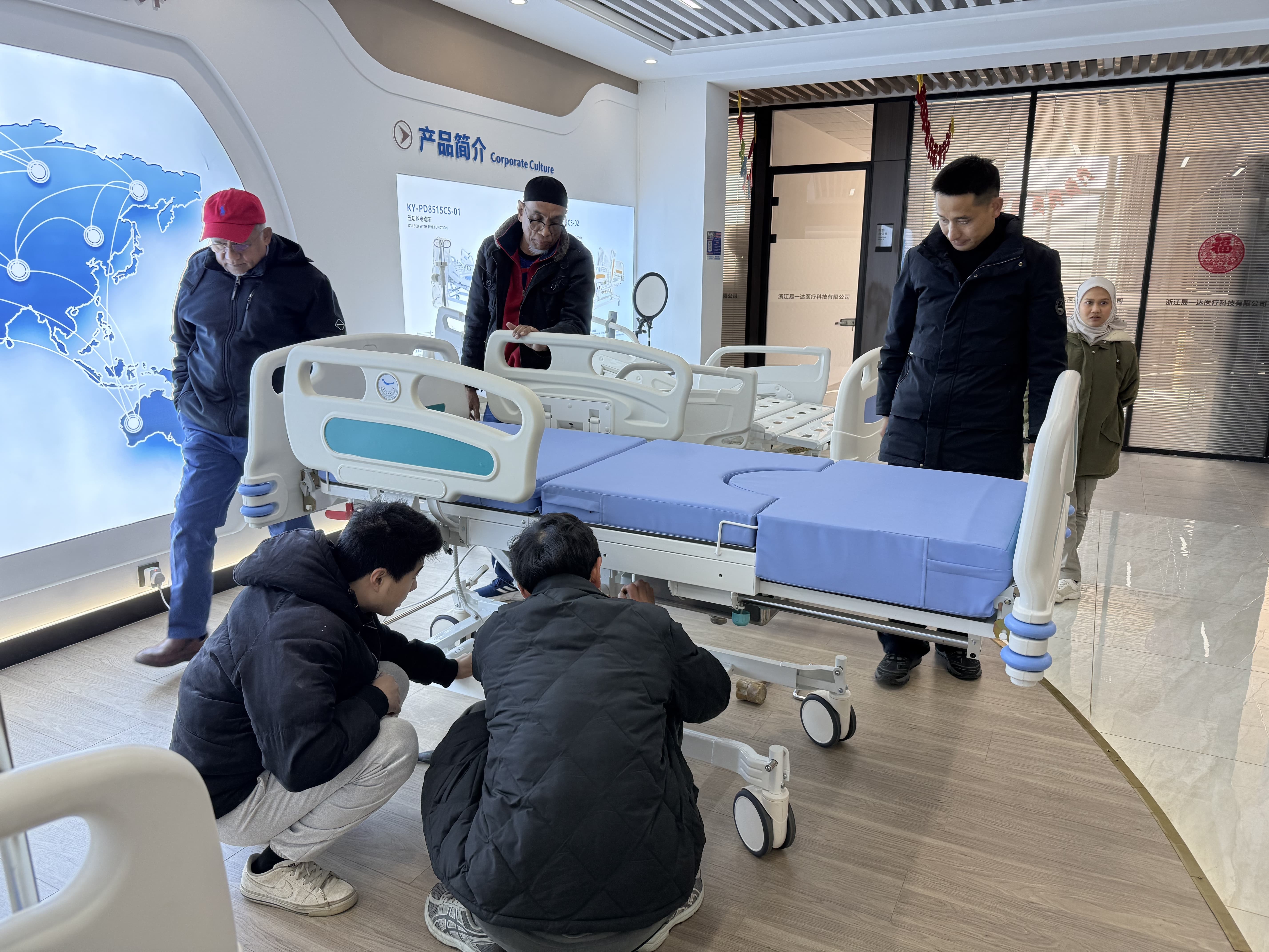 Blog công ty mới nhất về Khách hàng Malaysia đến thăm nhà máy để kiểm tra giường thai sản tùy chỉnh