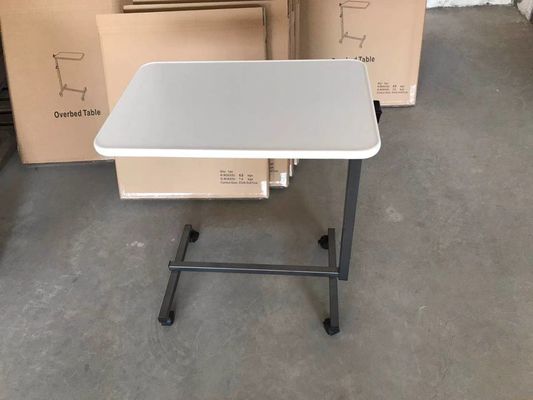 Bàn khay giường bệnh viện cho bệnh nhân da trắng có bánh xe trên bàn