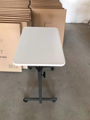Bàn khay giường bệnh viện cho bệnh nhân da trắng có bánh xe trên bàn