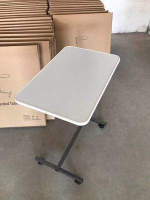 Bàn khay giường bệnh viện cho bệnh nhân da trắng có bánh xe trên bàn