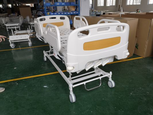 Giường bệnh nhân có ba tay quay Giường bệnh viện bằng tay với bánh xe khóa trung tâm sang trọng