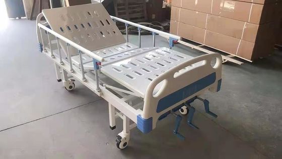 Bệnh viện kim loại Giường chăm sóc bệnh nhân Đa chức năng 3 Tay quay Giường bệnh viện bằng tay