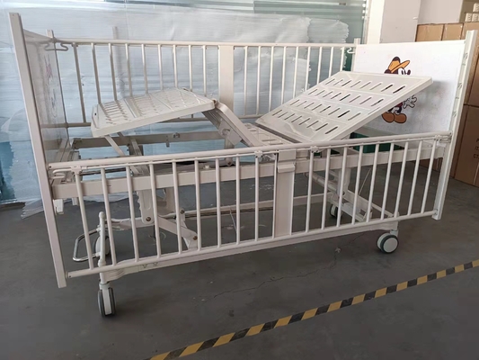 Ba tay quay Hướng dẫn sử dụng Giường bệnh viện Khung thép Phun nhựa Màu trắng