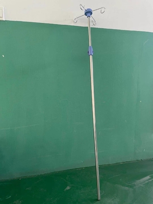 Đế truyền dịch màu xanh đặc biệt của bệnh viện có 4 móc