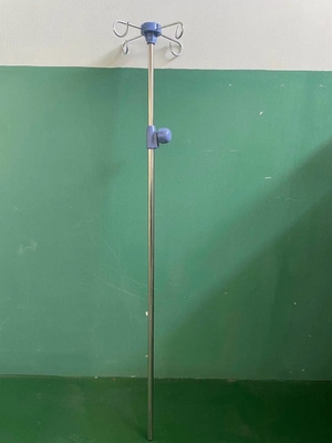 Đế truyền dịch màu xanh đặc biệt của bệnh viện có 4 móc