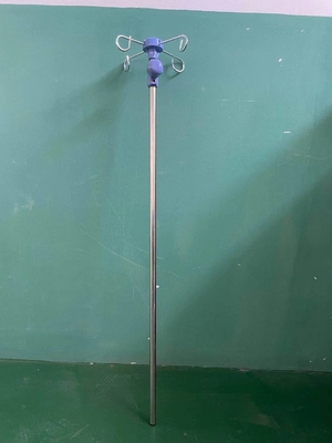 Đế truyền dịch màu xanh đặc biệt của bệnh viện có 4 móc