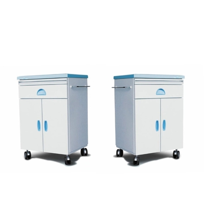 Bàn đầu giường bệnh viện màu xanh có bốn bánh xe dùng trong bệnh viện