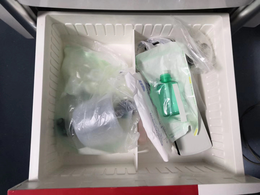 Xe cứu thương ABS màu trắng của bệnh viện với bốn bánh xe