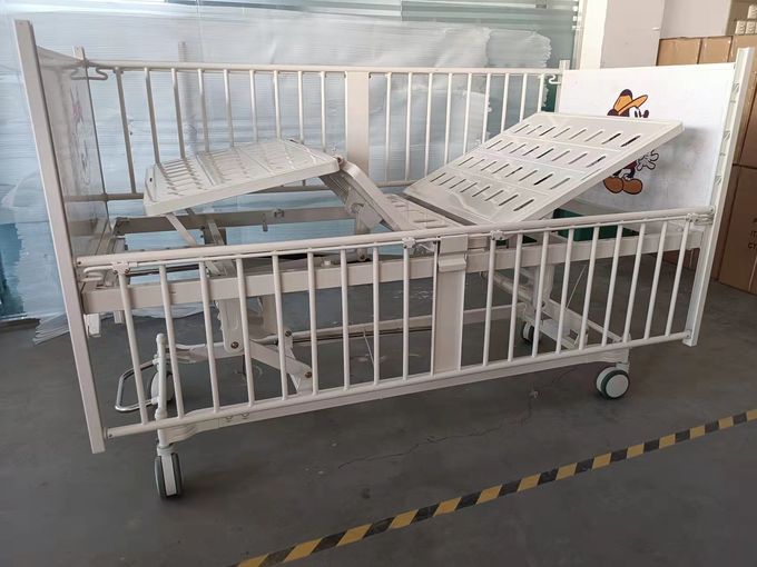 Ba tay quay Hướng dẫn sử dụng Giường bệnh viện Khung thép Phun nhựa Màu trắng 0